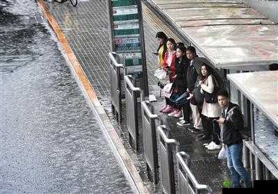 下雨天公交车站避雨 1 技巧:如何保持干爽