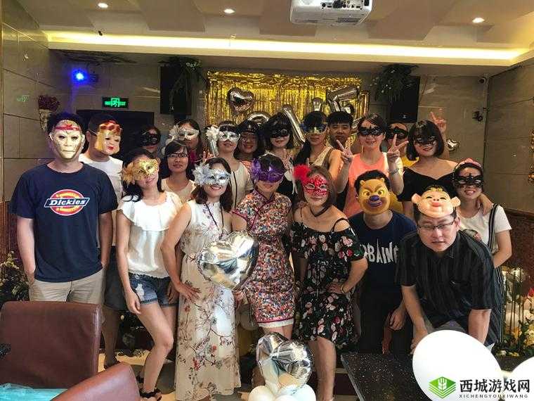 参加面具舞会遇到老妈的感人故事:惊喜与感动