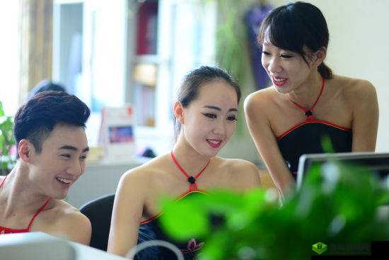 公司老板要求真空上班:这是什么奇葩指令