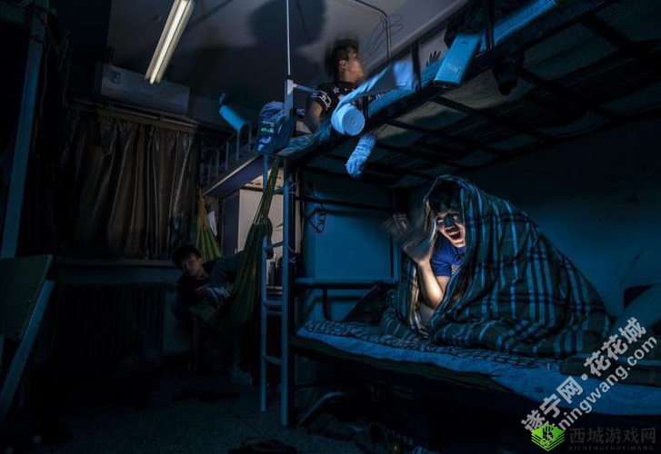 熄灯后的寝室 PH:夜晚的故事