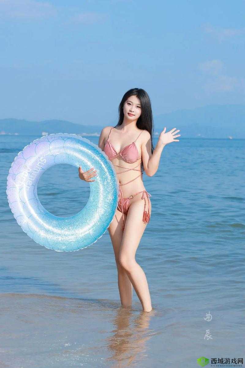 丰满星期一:比基尼女孩的海边约会