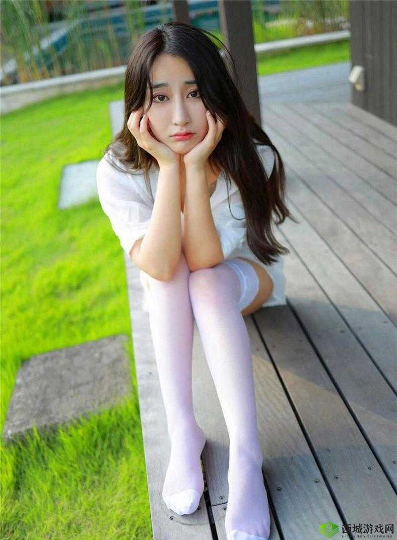 校花穿白丝在教室呻吟:禁忌的诱惑