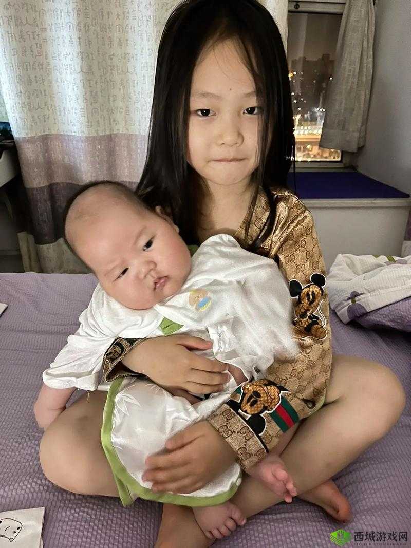 小孩喂姐姐吃困吧:温馨有爱画面
