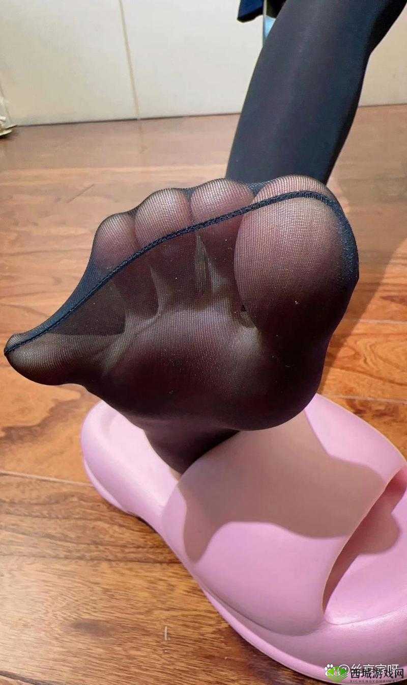 极致诱惑:黑丝美足与射精的交织